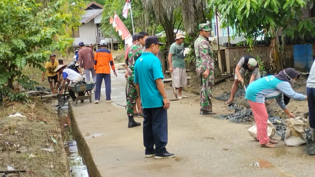Warga bergotong royong